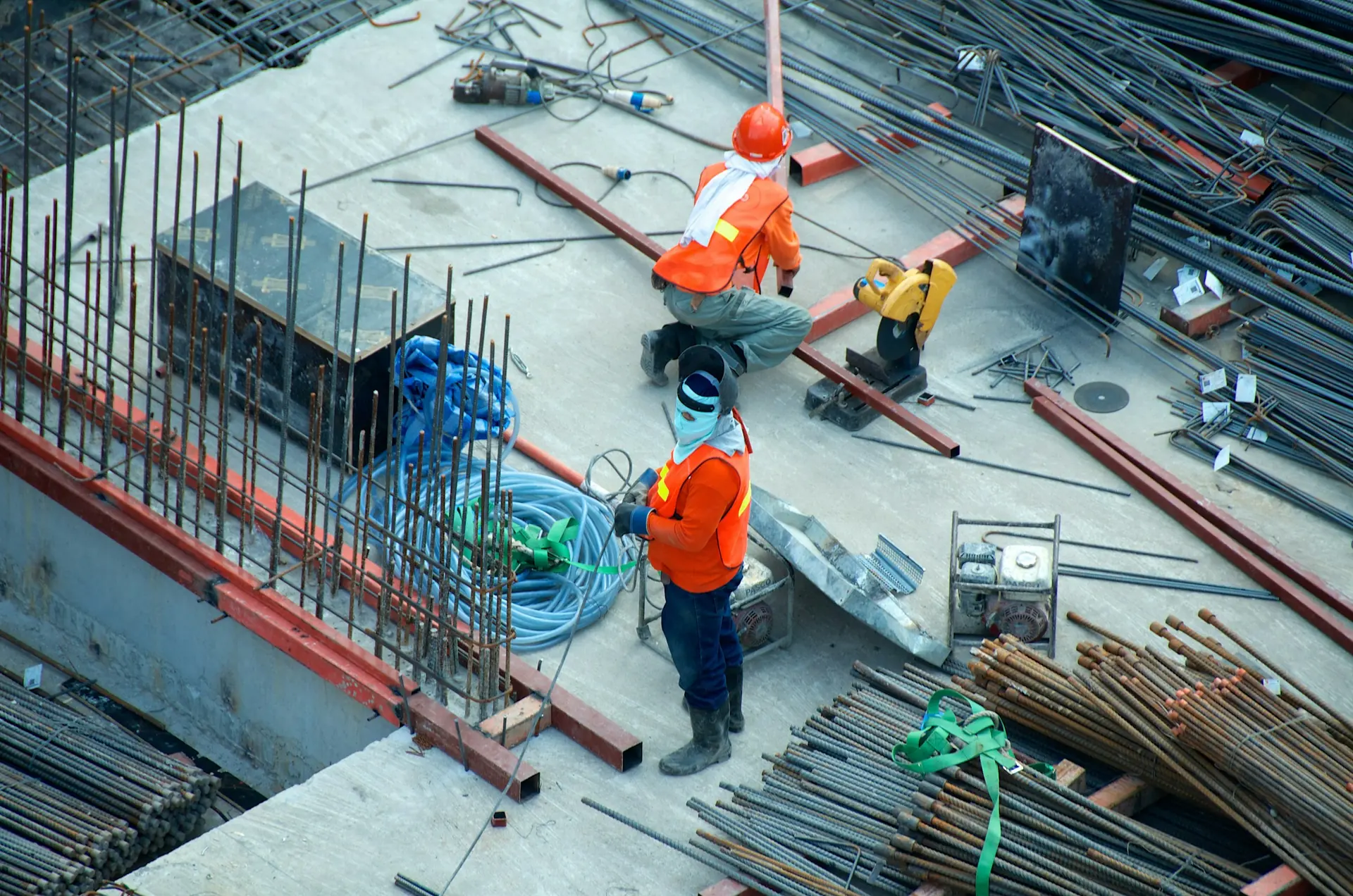Fachkräfte bei der Arbeit auf einer Baustelle