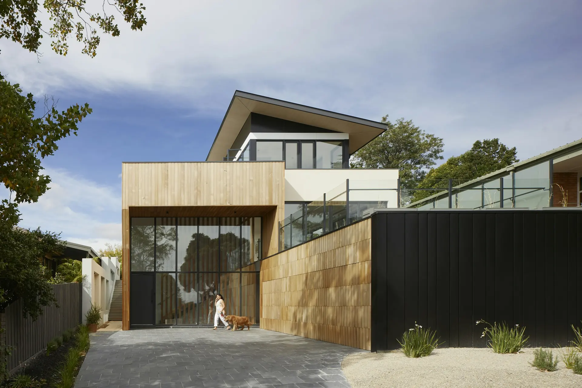 Moderne Hausfassade aus Holz und Glas - Fassadenreinigung von Künzler Facility Management