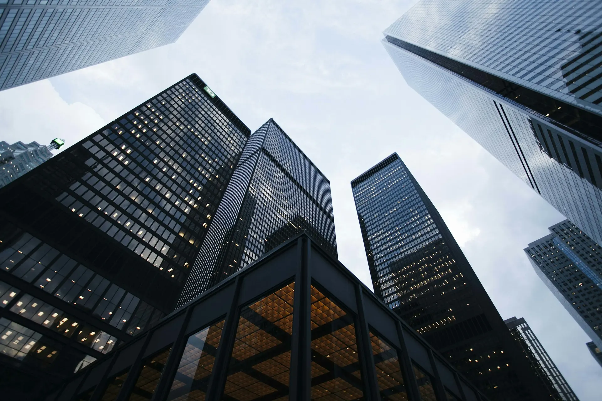Moderne Bürogebäude mit Glasfassaden - Facility Management für Geschäftsliegenschaften
