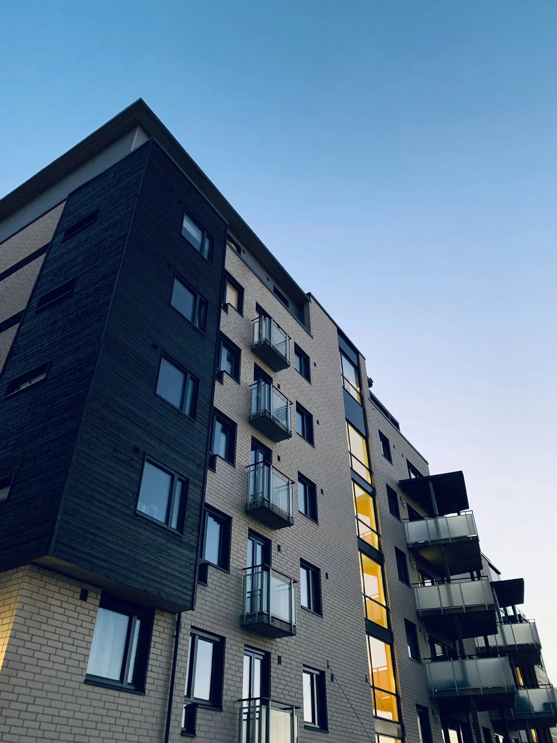 Moderne Wohnliegenschaft mit Balkonen, betreut durch die Hauswartung von Künzler Facility Management