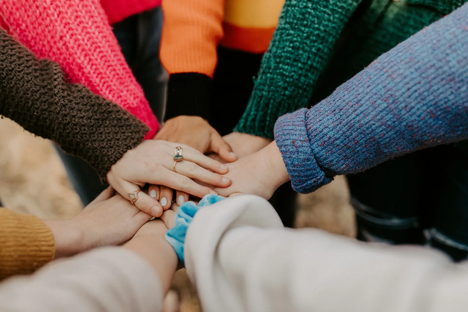 Zusammengelegte Hände als Zeichen für Teamwork und Verlässlichkeit