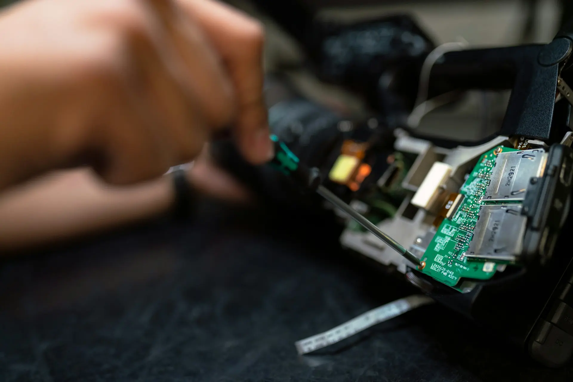 Techniker prüft eine elektronische Platine